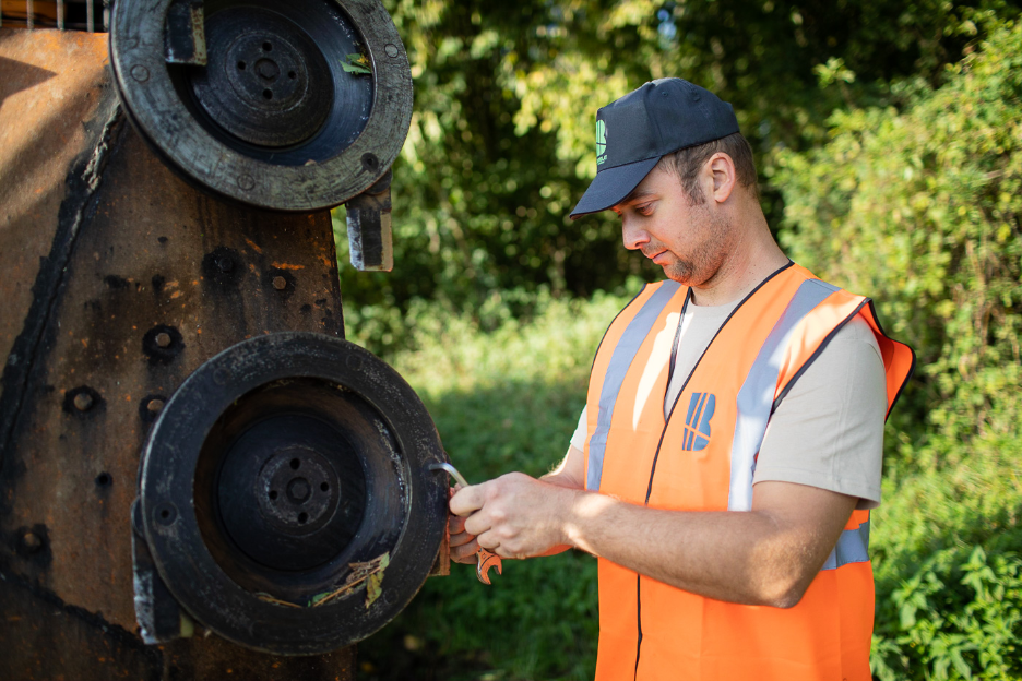 L’entretien des accotements routiers et autoroutiers en toute sécurité.